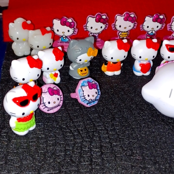 Limited Edition Sanrio Egg Surprise! Army of Hello Kittys - Picture 2 of 16